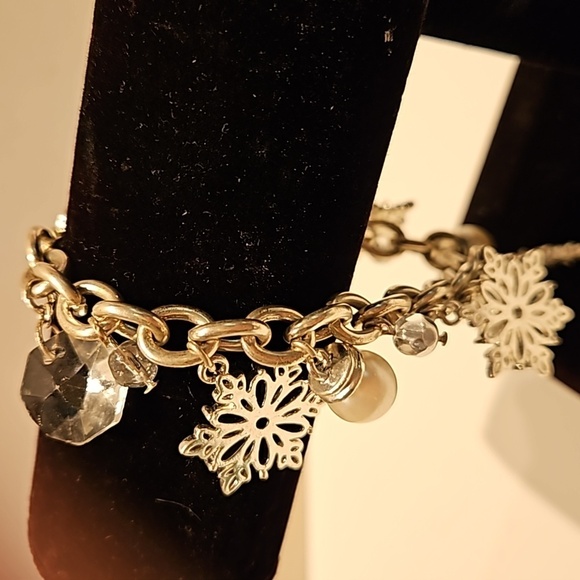 AVON Snowflake Silvertone 7.5" Bracelet - Picture 2 of 9